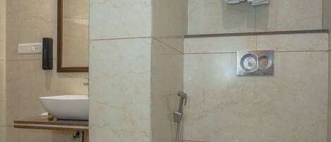 Ein modernes Badezimmer mit Waschbecken, Toilette und Dusche.