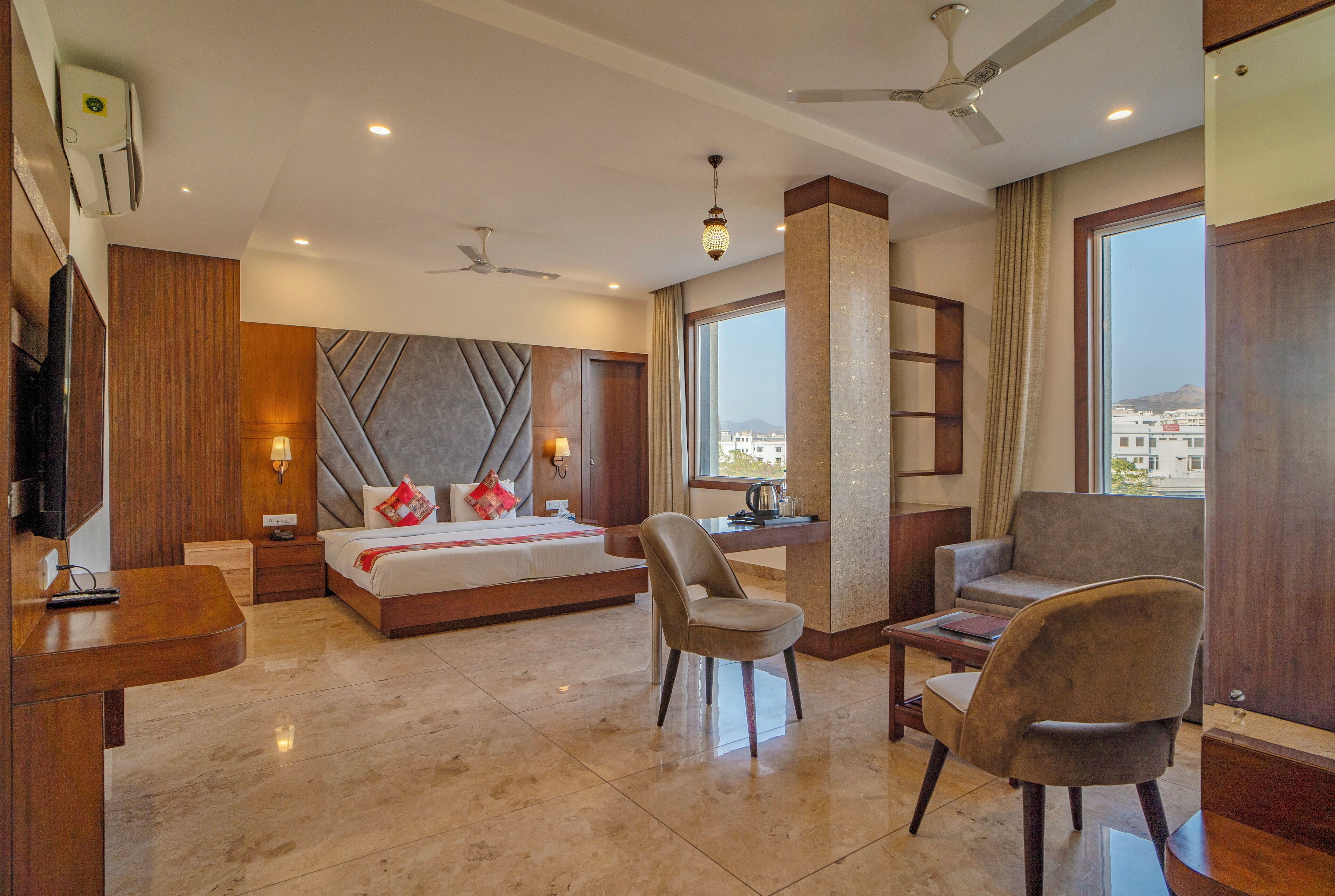 Suite estudio familiar, vista a la ciudad | Insonorización, tabla de planchar con plancha y wifi gratis 