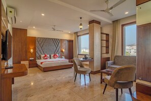 Familie-studiosuite, byutsikt | Lydisolert, strykejern/-brett, wi-fi (inkludert) og sengetøy