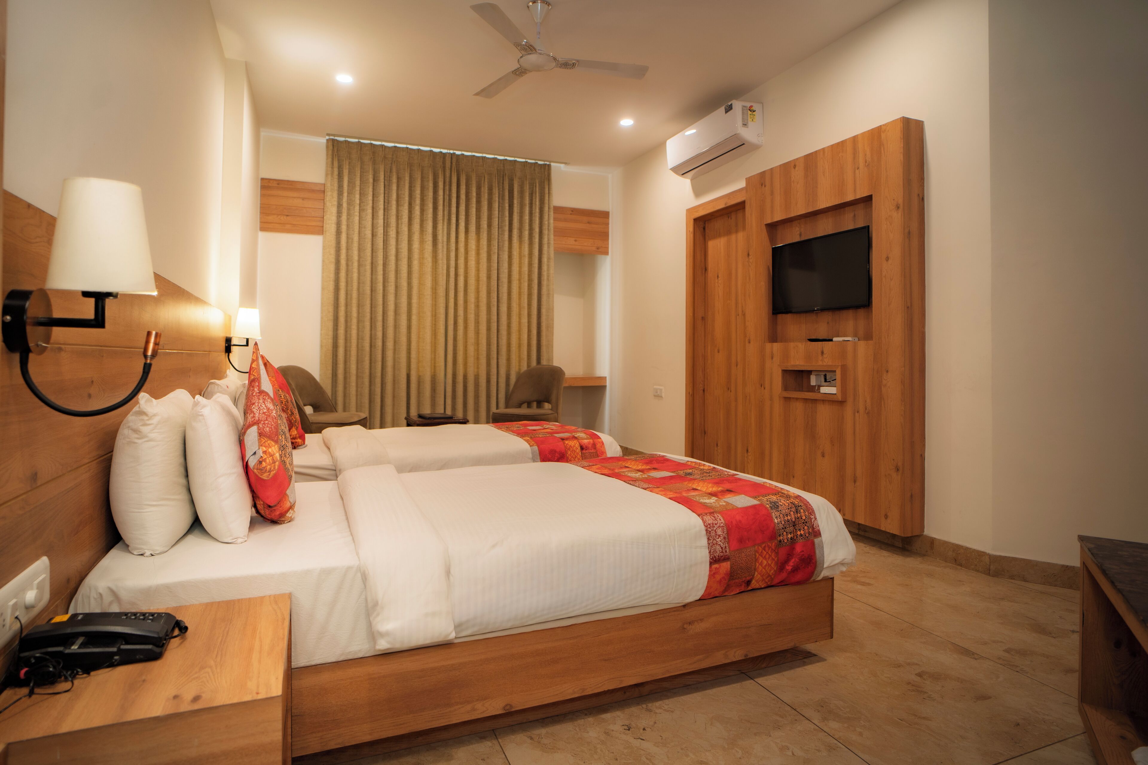 Habitación con 1 cama doble o 2 individuales, vistas a la ciudad | Sistema de insonorización, tabla de planchar con plancha, wifi gratis