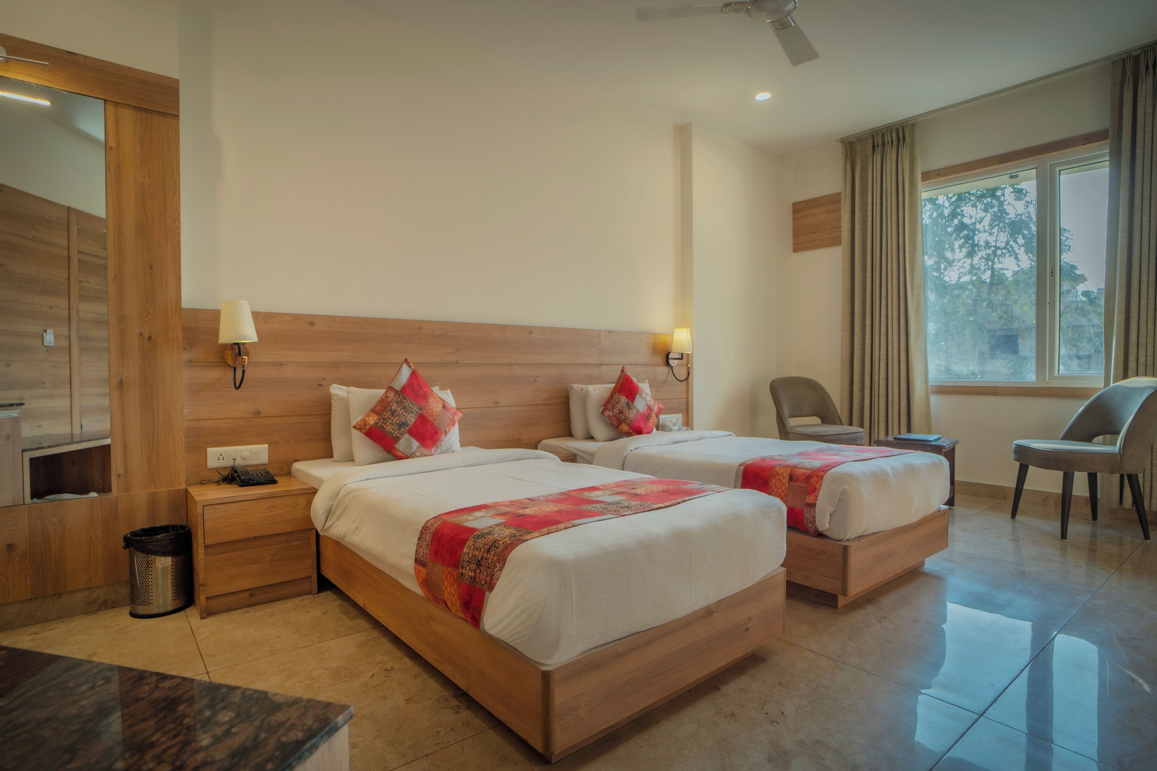 Habitación con 1 cama doble o 2 individuales, vistas a la ciudad | Sistema de insonorización, tabla de planchar con plancha, wifi gratis