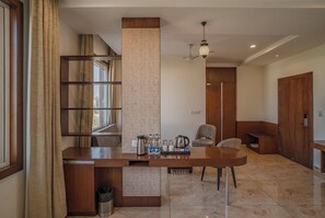 Familie studio suite, uitzicht op stad | Geluiddichte muren, een strijkplank/strijkijzer, gratis wifi, beddengoed