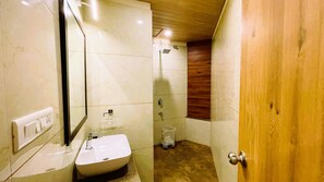 Een douche, pantoffels, handdoeken, zeep