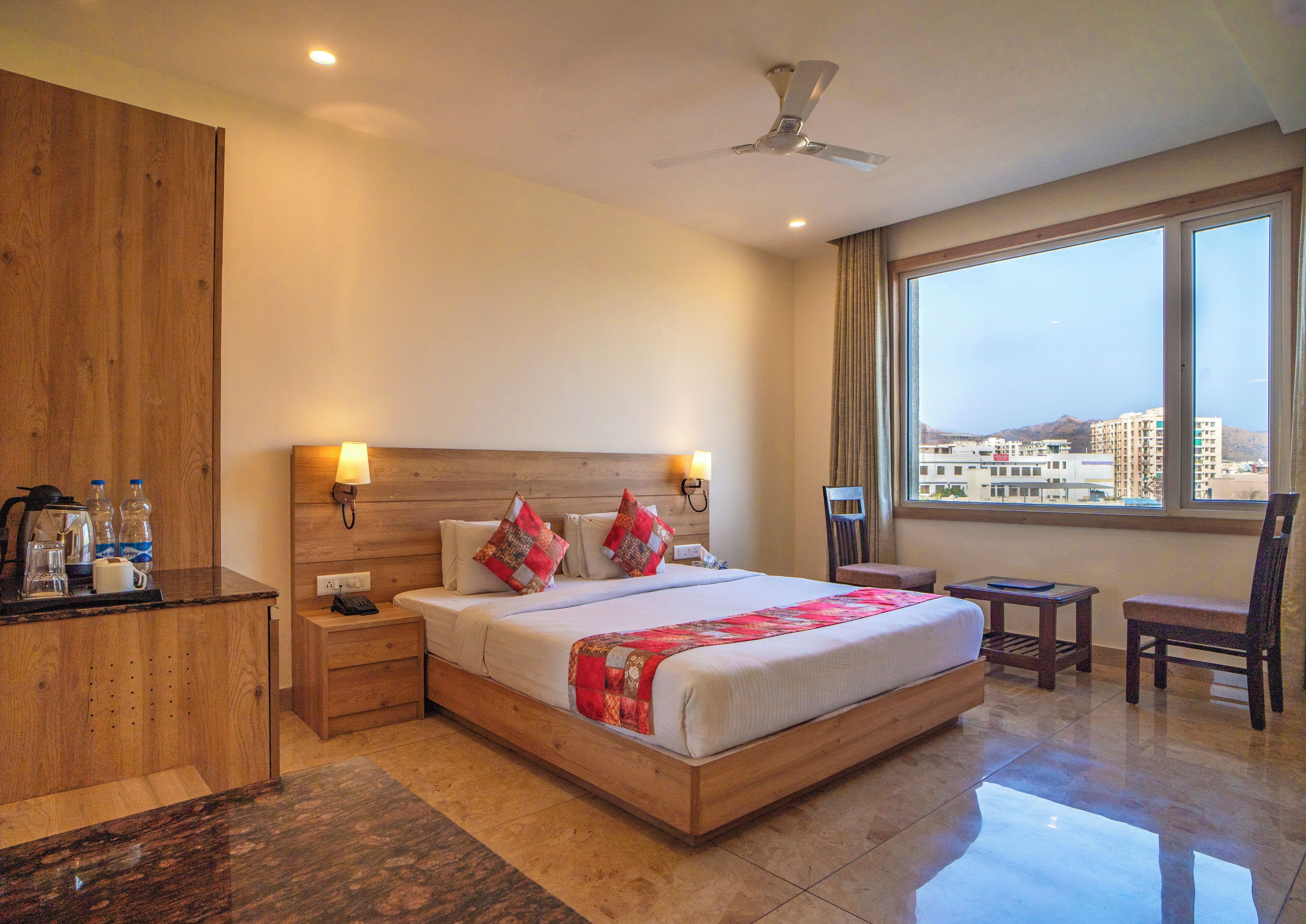 Habitación doble superior, vistas a la ciudad | Sistema de insonorización, tabla de planchar con plancha, wifi gratis