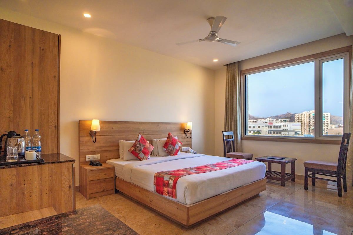 Habitación doble superior, vistas a la ciudad | Sistema de insonorización, tabla de planchar con plancha, wifi gratis