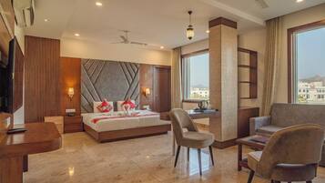 Familien-Studiosuite, Stadtblick | Schallisolierte Zimmer, Bügeleisen/Bügelbrett, kostenloses WLAN