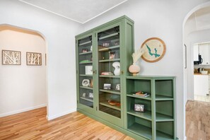 Interior - 5 min drive to CU/Pearl - Best Neighborhood (Boulder)