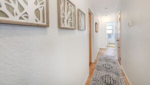 Interior - 5 min drive to CU/Pearl - Best Neighborhood (Boulder)