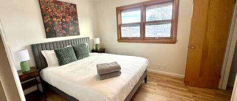 4 bedrooms, iron/ironing board, WiFi, bed sheets