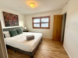 4 habitaciones, tabla de planchar con plancha, wifi y ropa de cama 
