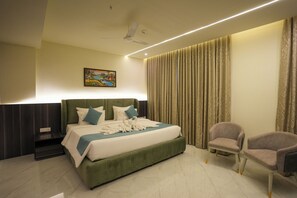 Deluxe Studio Suite | Desk, laptop workspace, iron/ironing board, free WiFi