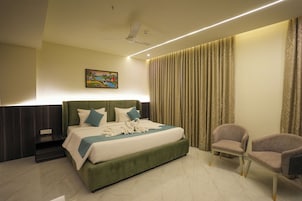 Deluxe Studio Suite | Desk, laptop workspace, iron/ironing board, free WiFi