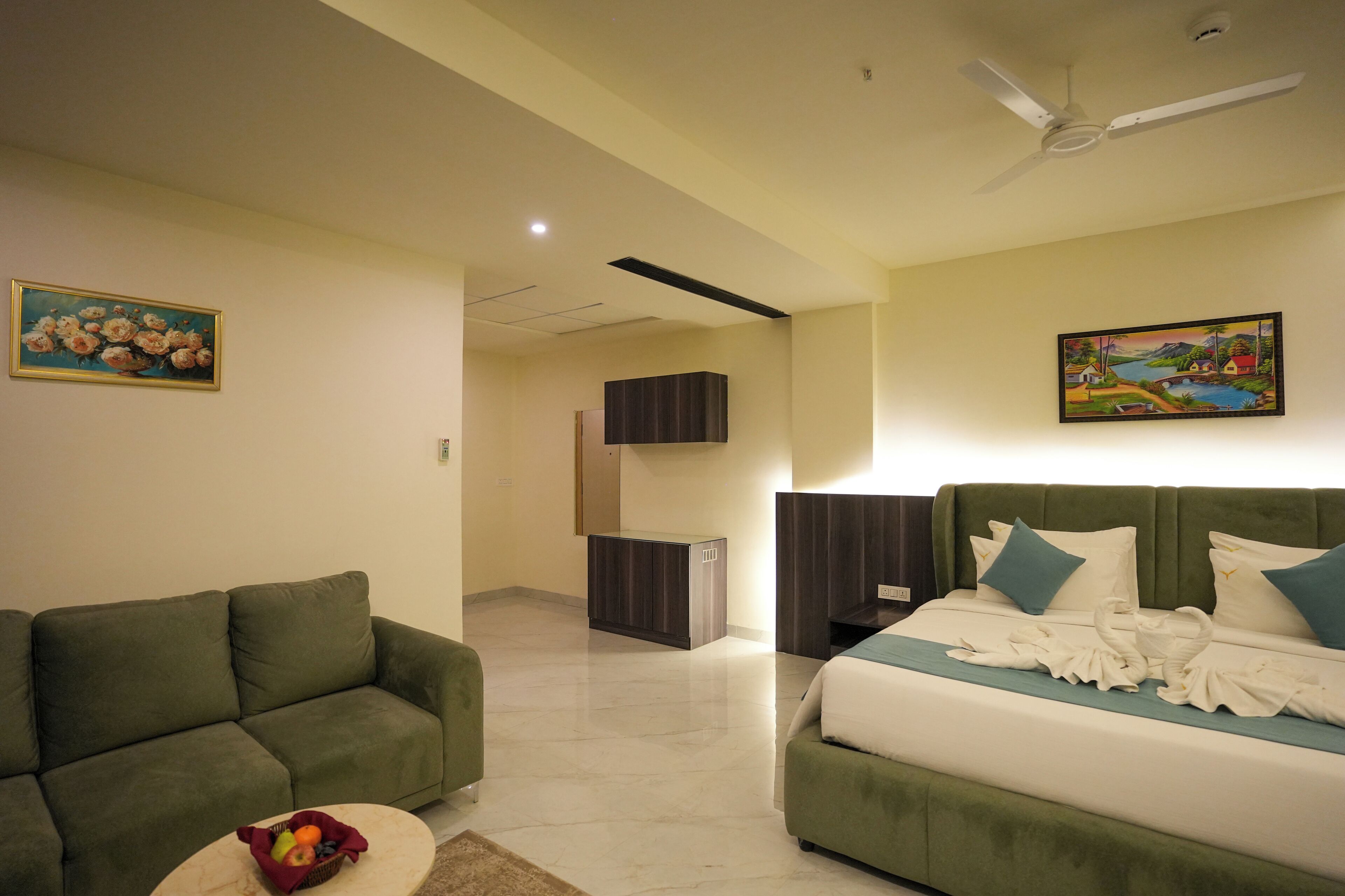 Deluxe Studio Suite | Desk, laptop workspace, iron/ironing board, free WiFi