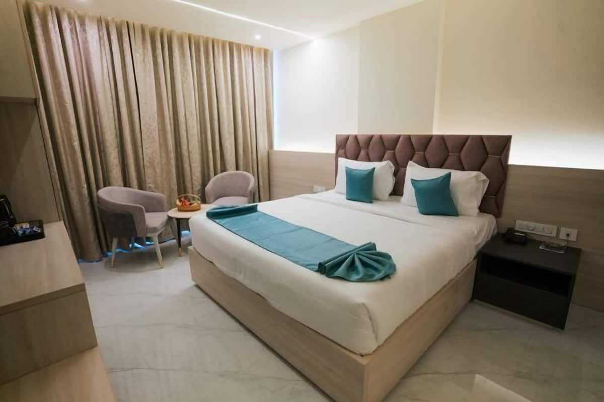 Desk, laptop workspace, iron/ironing board, free WiFi