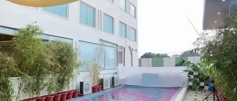 Una piscina al aire libre