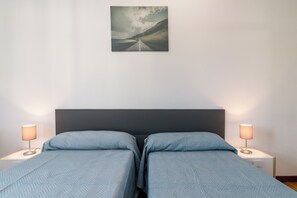 Een strijkplank/strijkijzer, wifi, beddengoed