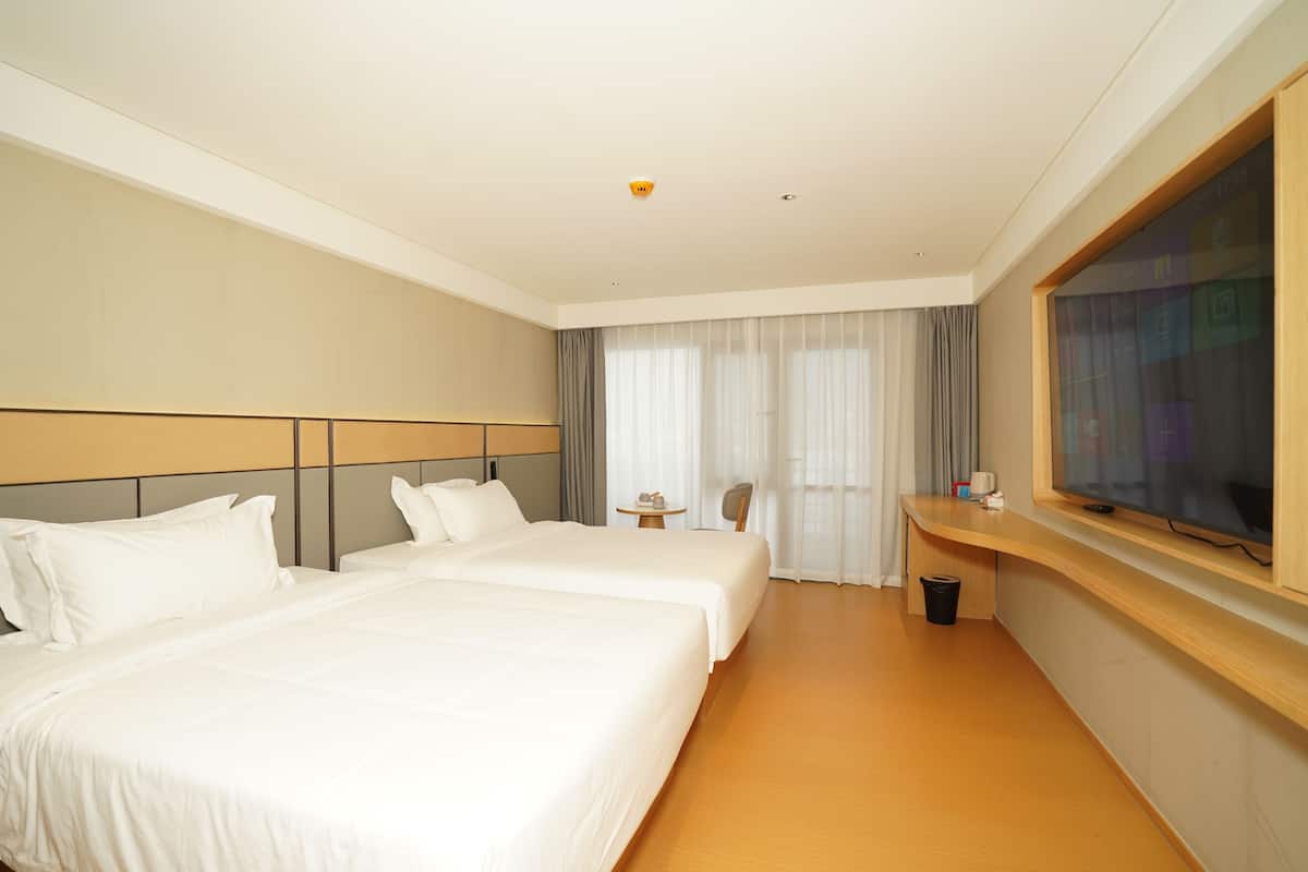 Phòng 2 giường đơn Cao cấp, ban công, quang cảnh thành phố | Bộ đồ giường cao cấp, minibar với thức uống miễn phí, bàn 