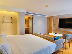 Family Suite, Balcony, City View | Premium bedding, free minibar, free WiFi, bed sheets - BANGKOK ORIENTAL HOTEL (Bangkok)