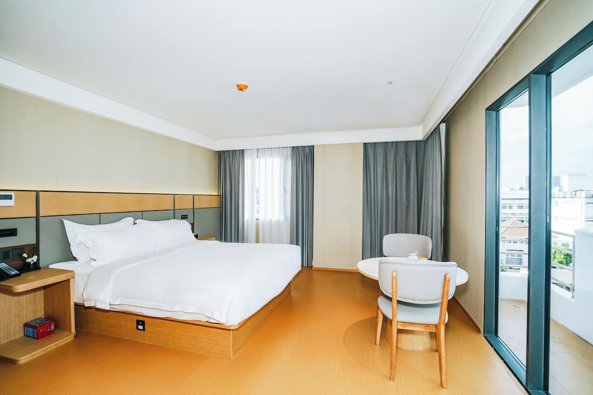 Phòng Suite Cao cấp, ban công, quang cảnh thành phố | Bộ đồ giường cao cấp, minibar với thức uống miễn phí, bàn 