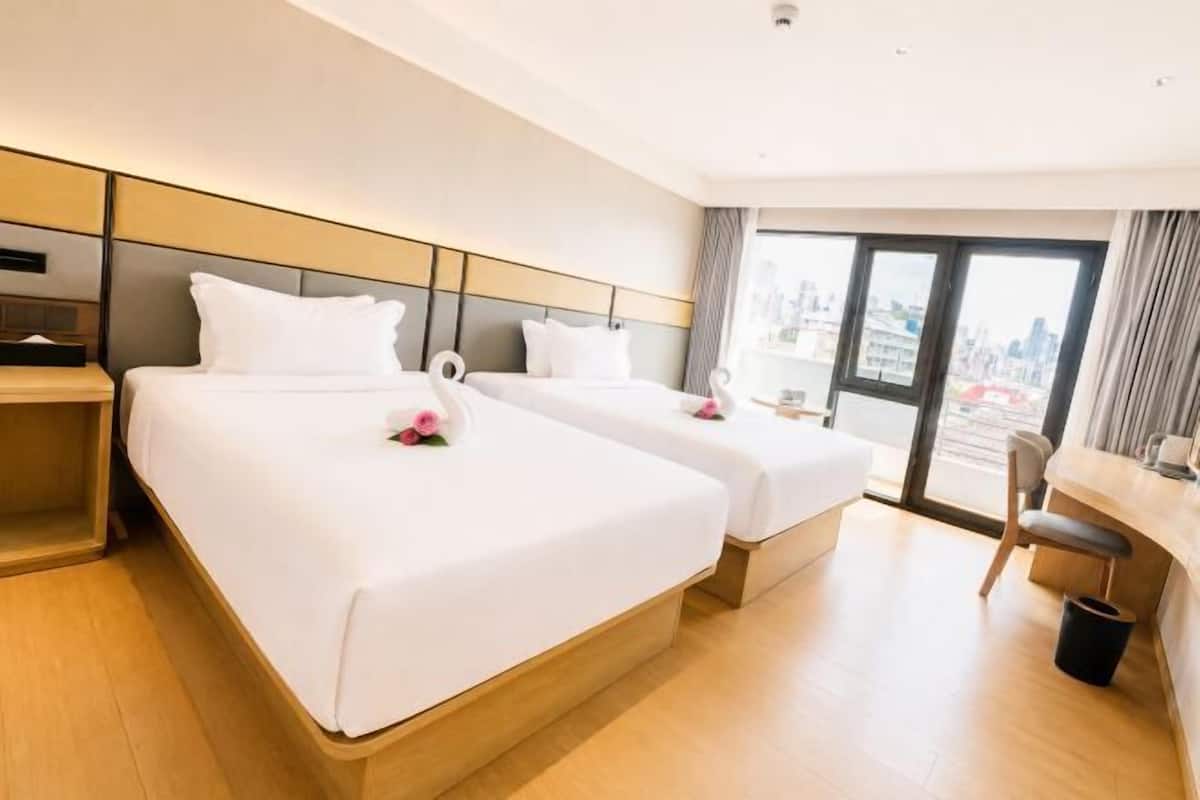Bộ đồ giường cao cấp, minibar với thức uống miễn phí, bàn 