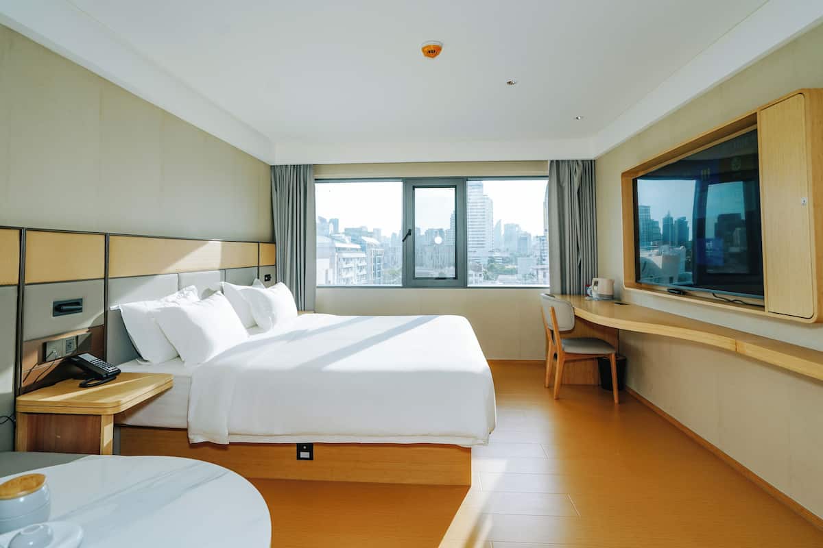 Phòng đôi Cao cấp, ban công, quang cảnh thành phố | Bộ đồ giường cao cấp, minibar với thức uống miễn phí, bàn 