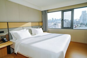 Luxury Double Room, Balcony, City View | Premium bedding, free minibar, free WiFi, bed sheets - BANGKOK ORIENTAL HOTEL (Bangkok)