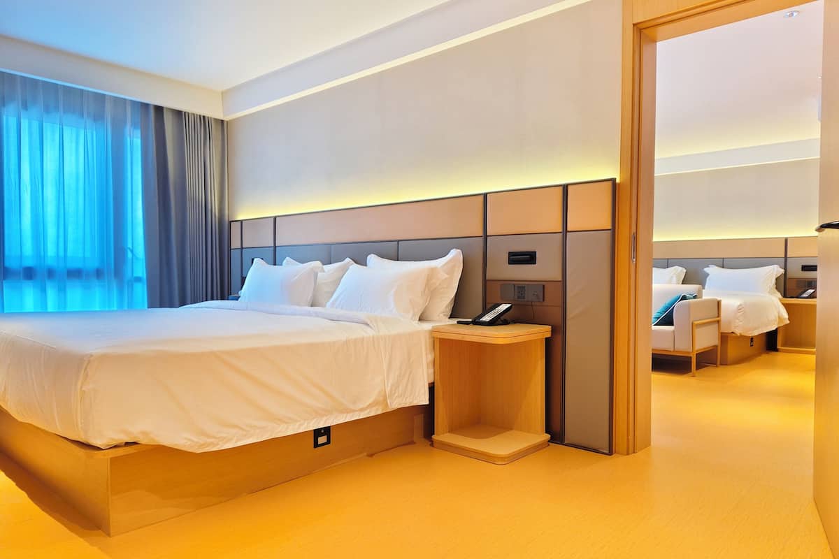 Phòng Suite dành cho gia đình, ban công, quang cảnh thành phố | Bộ đồ giường cao cấp, minibar với thức uống miễn phí, bàn 