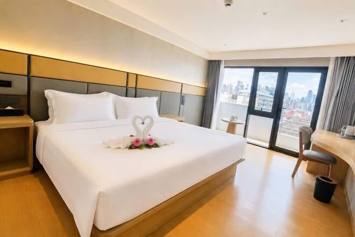 Bộ đồ giường cao cấp, minibar với thức uống miễn phí, bàn 