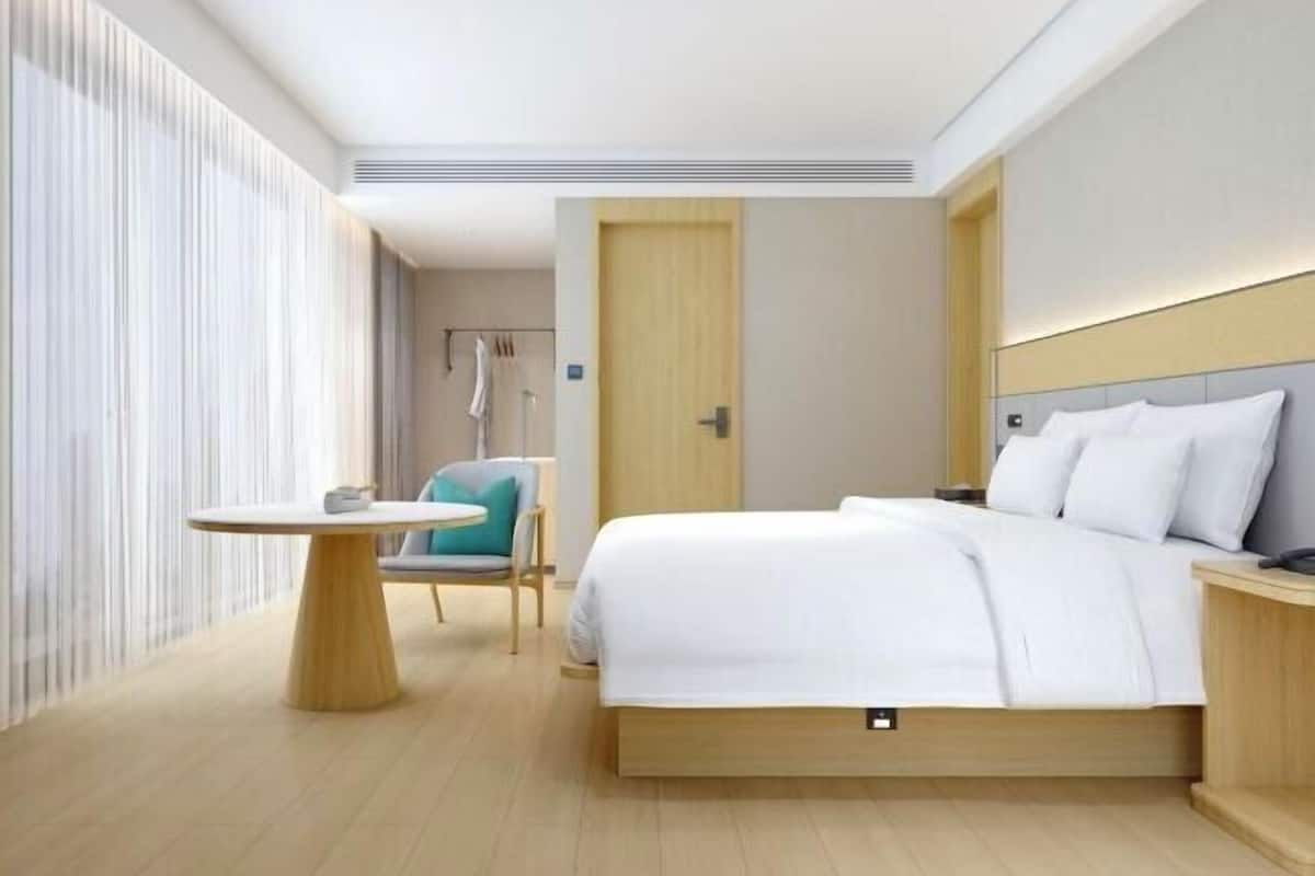 Bộ đồ giường cao cấp, minibar với thức uống miễn phí, bàn 