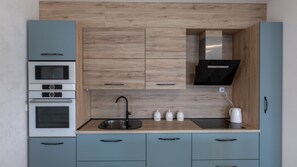 Kjøleskap, mikrobølgeovn, ovn og oppvaskmaskin