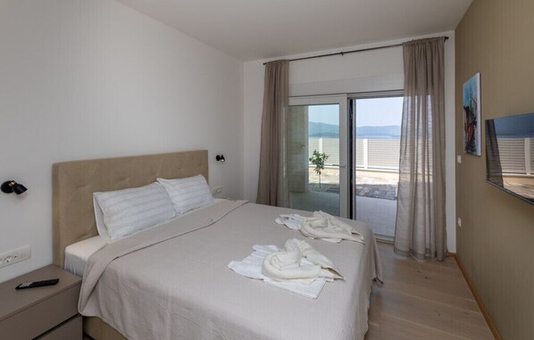 5 bedrooms, iron/ironing board, free WiFi, bed sheets