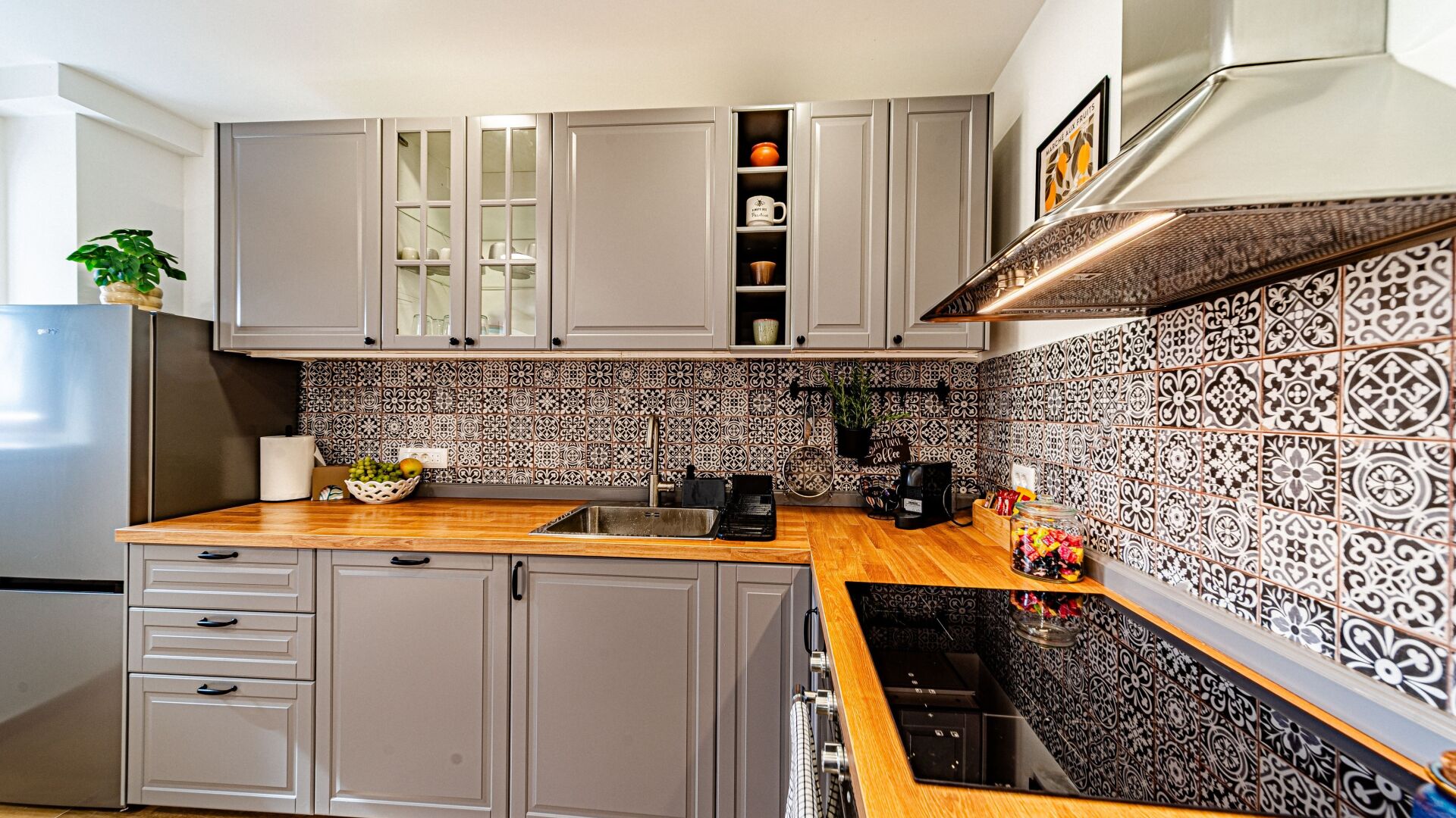 Køleskab, ovn, opvaskemaskine, kaffe-/temaskine