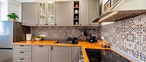 Kjøleskap, ovn, oppvaskmaskin og kaffetrakter/tekoker