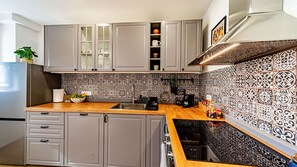 Kjøleskap, ovn, oppvaskmaskin og kaffetrakter/tekoker