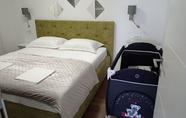 2 bedrooms, iron/ironing board, free WiFi, bed sheets