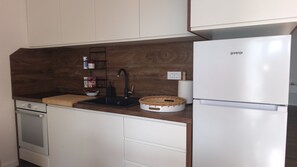 Fridge, oven, dishwasher, coffee/tea maker