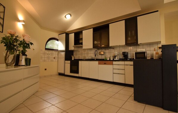 Kühlschrank, Mikrowelle, Ofen, Geschirrspüler