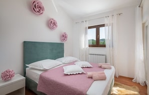 3 chambres, fer et planche à repasser, Wi-Fi gratuit, draps fournis