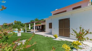 A modern house with a patio, a pool, and a garden. - Villa Filomena - Omiš by Villas Guide (Blato na Cetini)