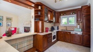 Jääkaappi, mikroaaltouuni, uuni, astianpesukone