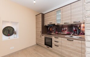 Kühlschrank, Mikrowelle, Ofen, Herdplatte