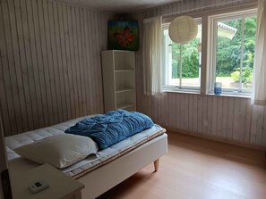 6 bedrooms, iron/ironing board, free WiFi