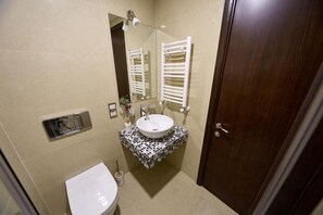 Douche, sèche-cheveux, serviettes fournies, savon