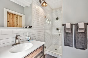 Shower, free toiletries, hair dryer, towels - The Historic West Walker Motel (Coleville)