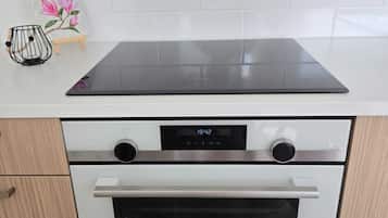 Refrigerador, microondas, horno y lavavajillas