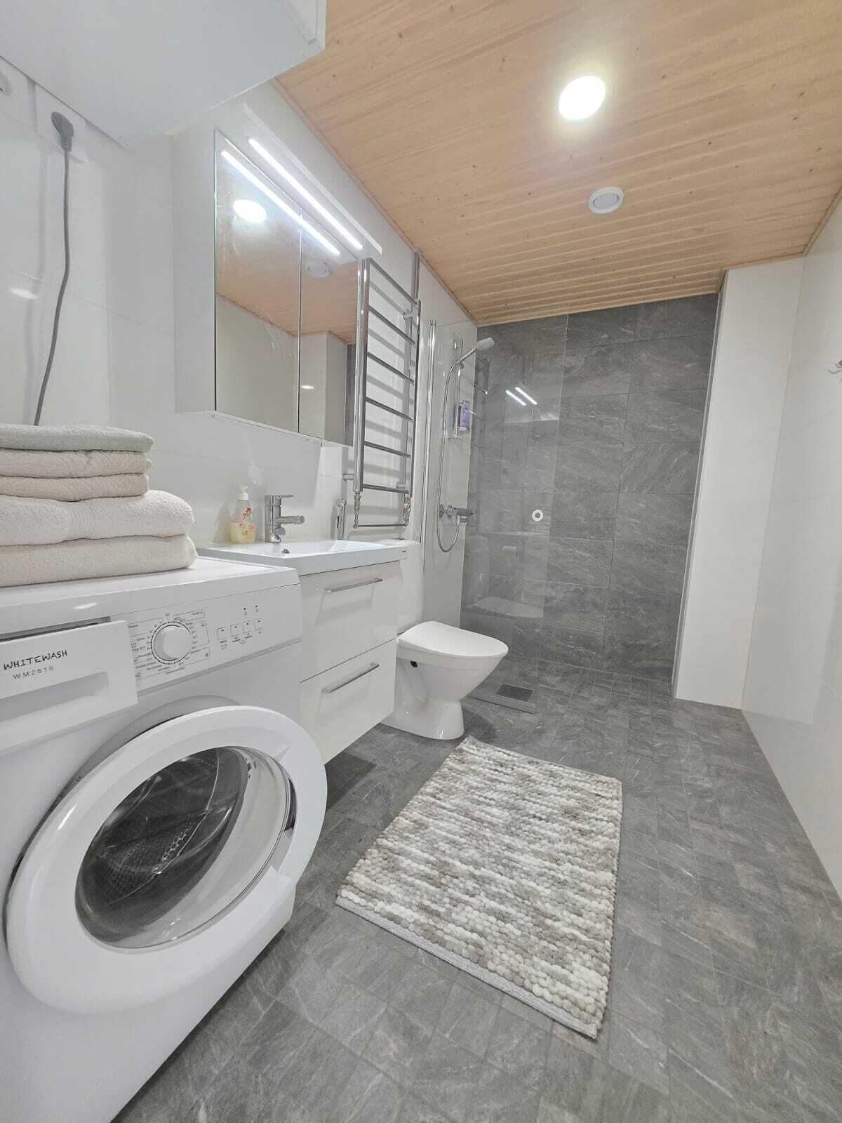 Doccia, asciugamani, sapone, carta igienica