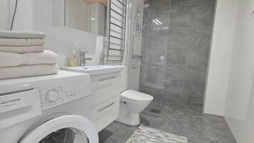 Doccia, asciugamani, sapone, carta igienica