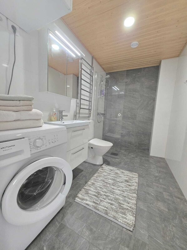 Dusche, Handtücher, Seife, Toilettenpapier