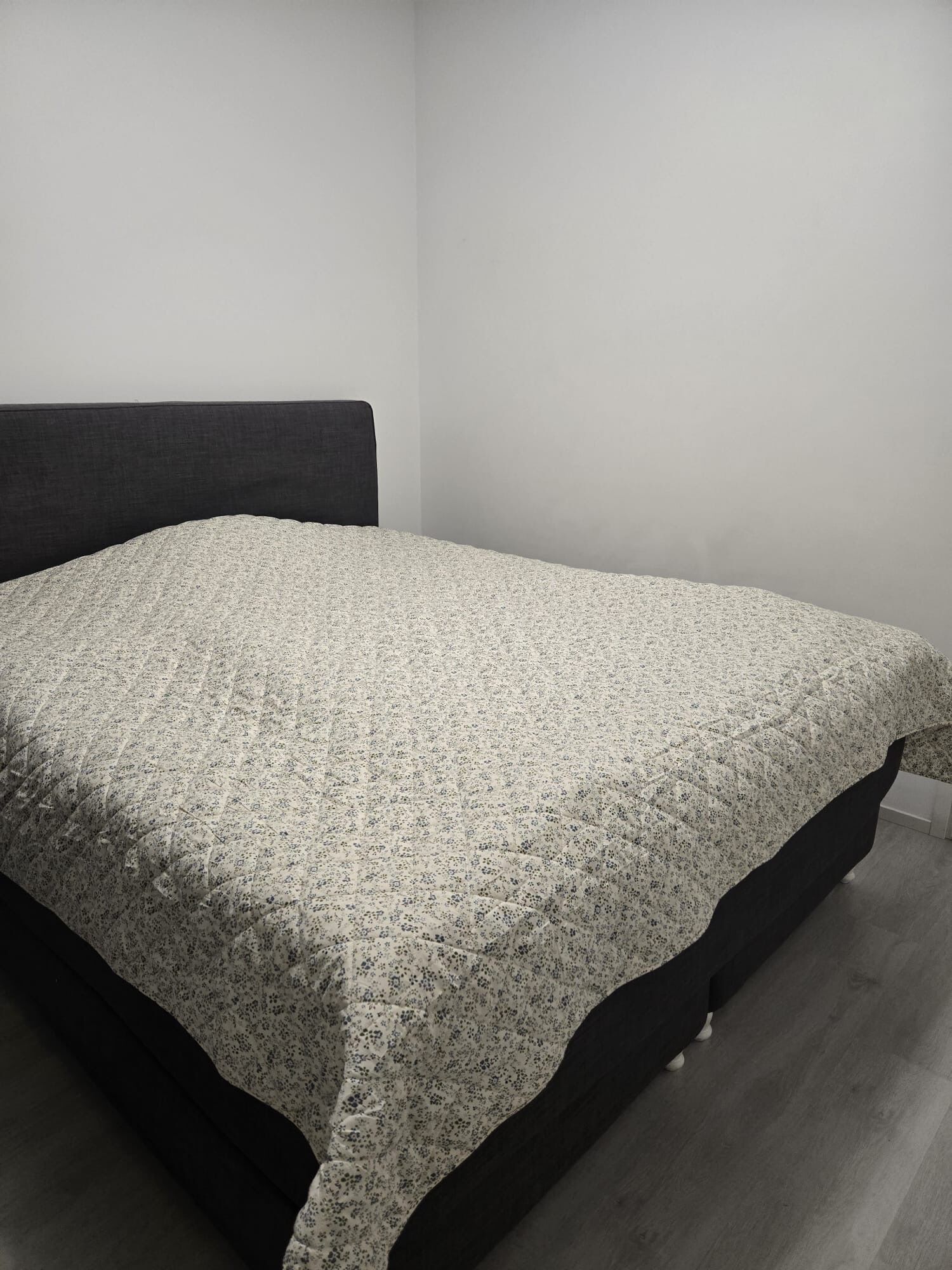 2 室のベッドルーム、WiFi (無料)、ベッドシーツ