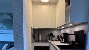 Coffee/tea maker, fridge, microwave, oven